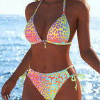 Damen Triangel-Bikini mit jungem, lhaftem Leopardenmuster und verstellbaren Seitenschnüren