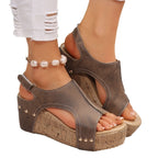Damen Wedge-Sandalen mit dekorativen Nieten und komfortablem Fußbett R&B