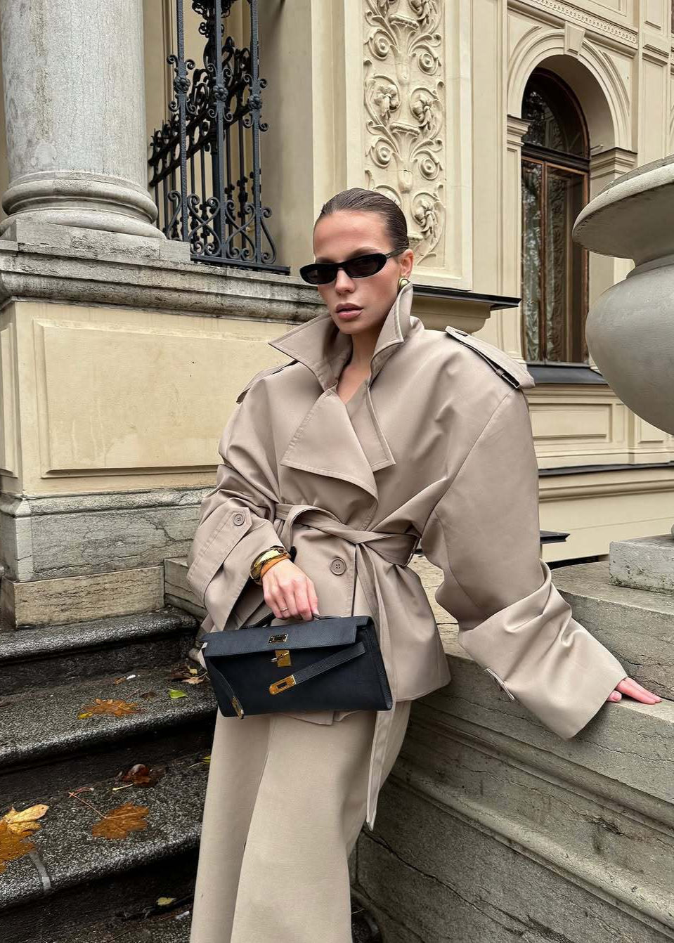 R&B | Gürtelter cropped Trenchcoat
