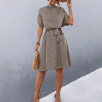 Damen Midikleid mit elegantem Bindegürtel und modischem Stehkragen R&B