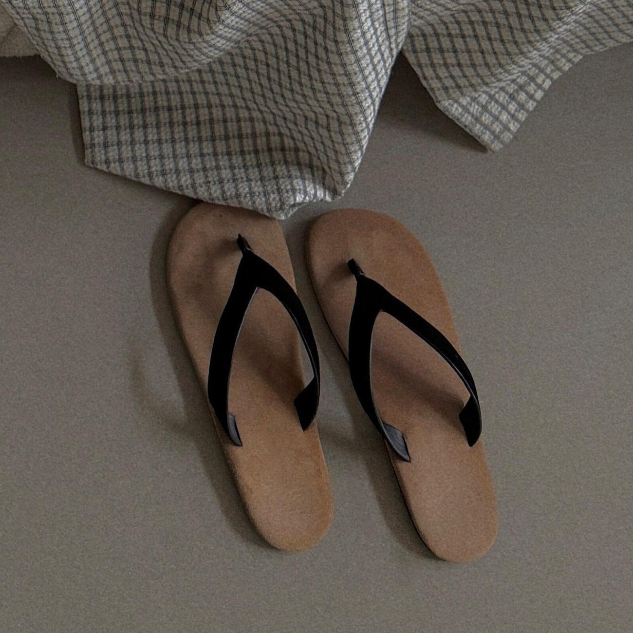 Damen bequeme Zehentrenner-Sandalen mit flexiblem Fußbett und rutschfester Sohle R&B