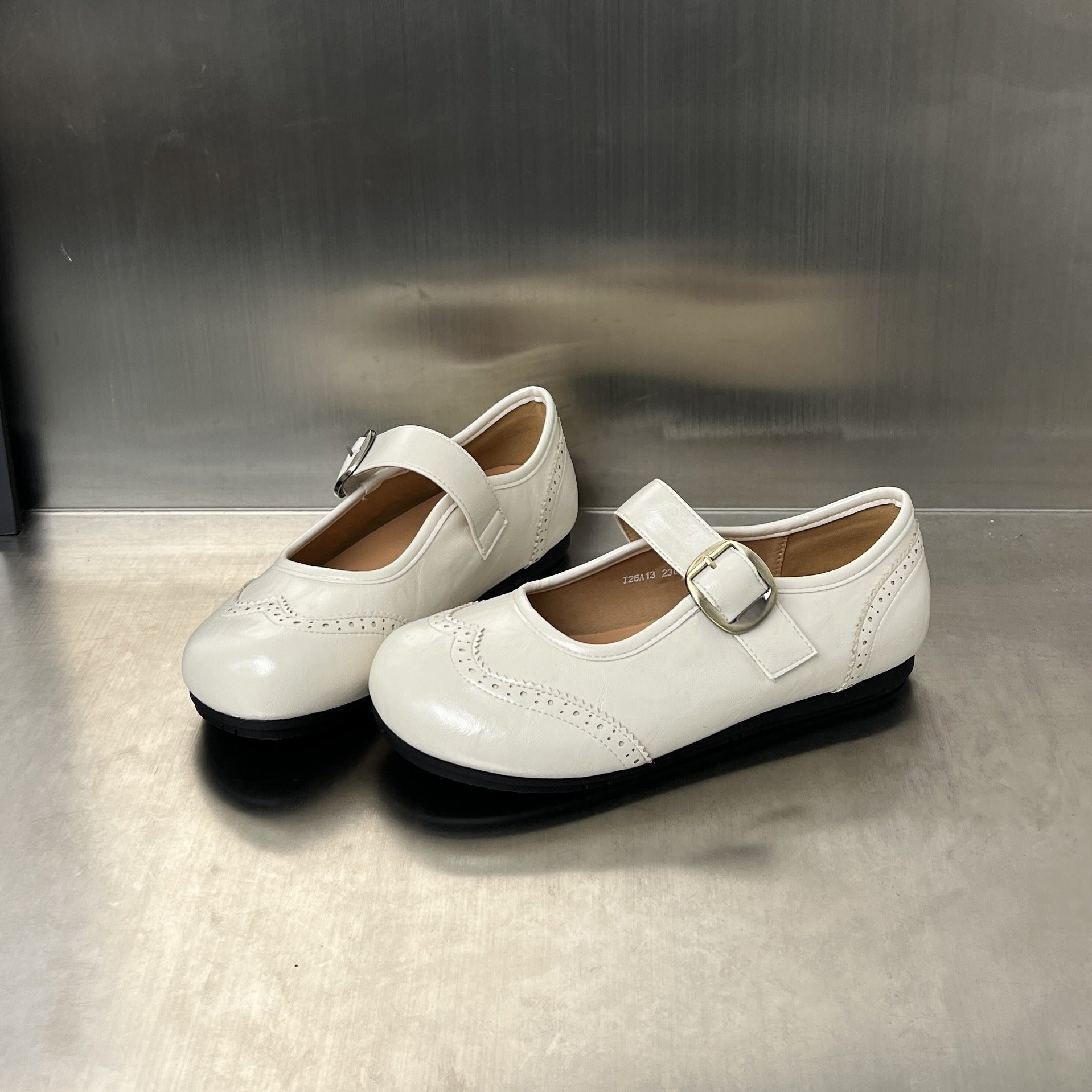 Damen elegante Slipper mit modischem Riemen und feinem Broguemuster R&B