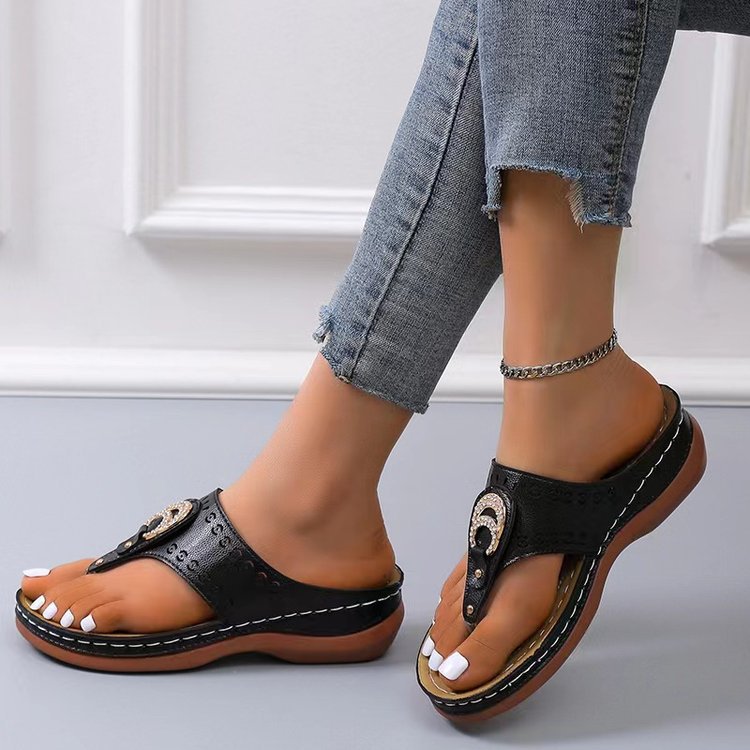 Damen Wedge-Sandaletten mit stilvollem Dekor und gepolstertem Fußbett R&B
