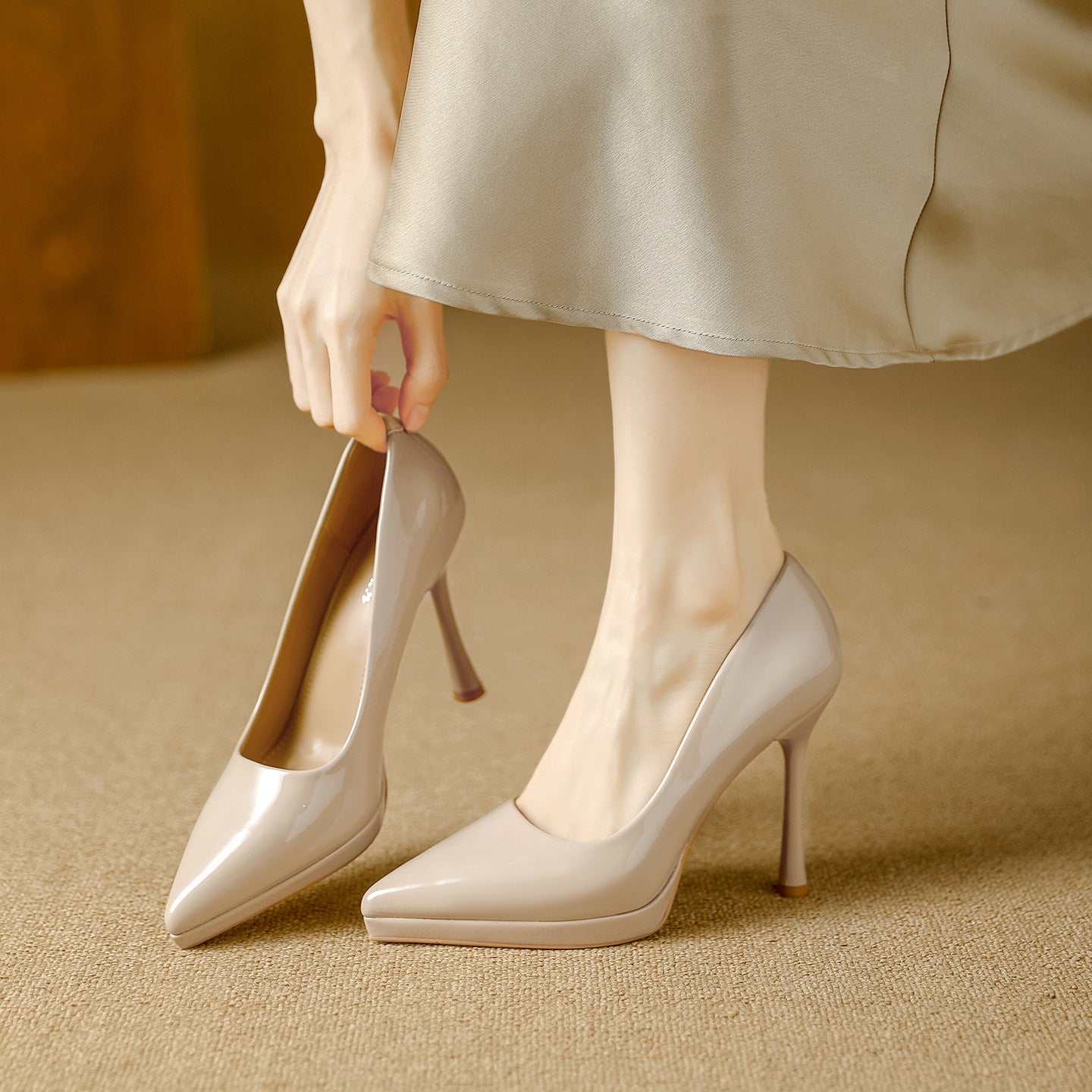 Damen stilvolle spitze High Heels mit glänzender Oberfläche