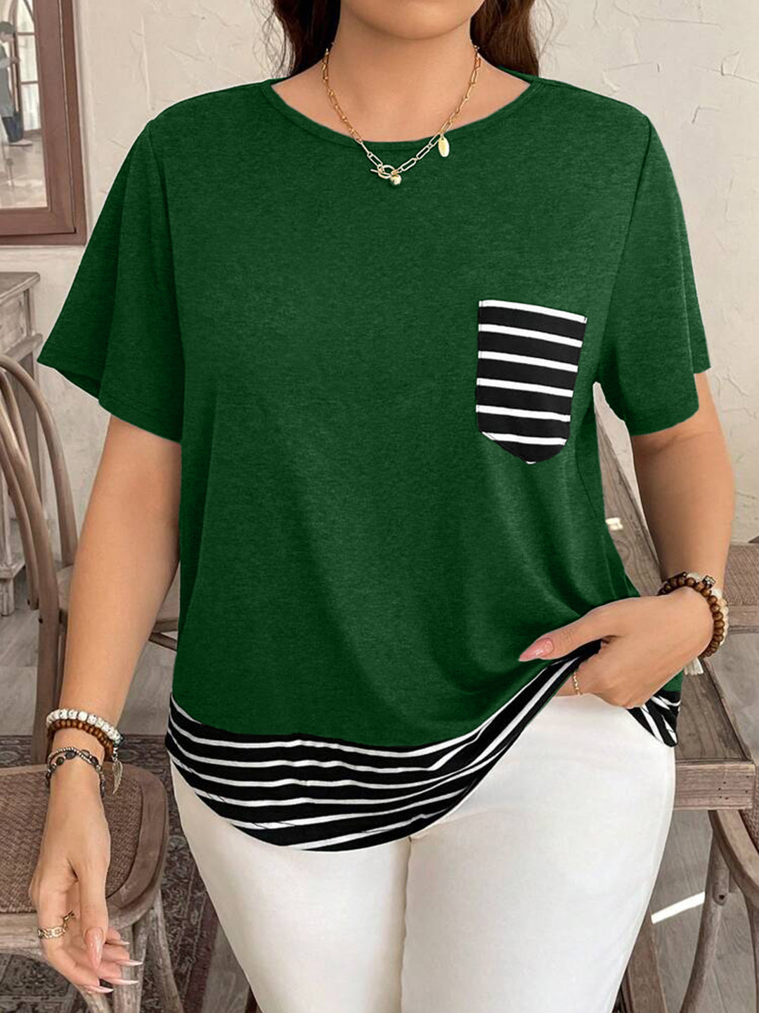 Damen Legeres T-Shirt mit gestreiftem Saum und Brusttasche R&B