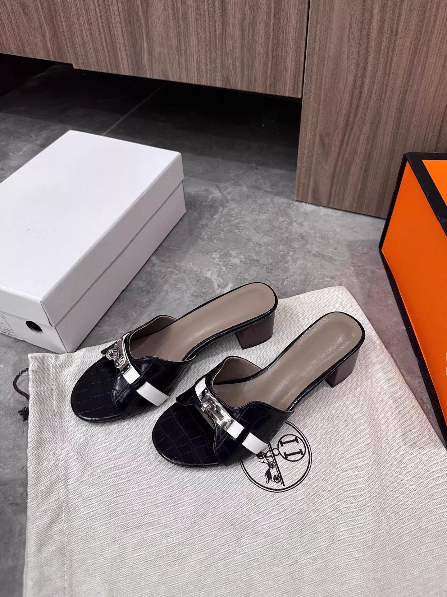 Damen Elegante Absatzsandalen mit modischem Riemendesign und glamourösem Akzent R&B