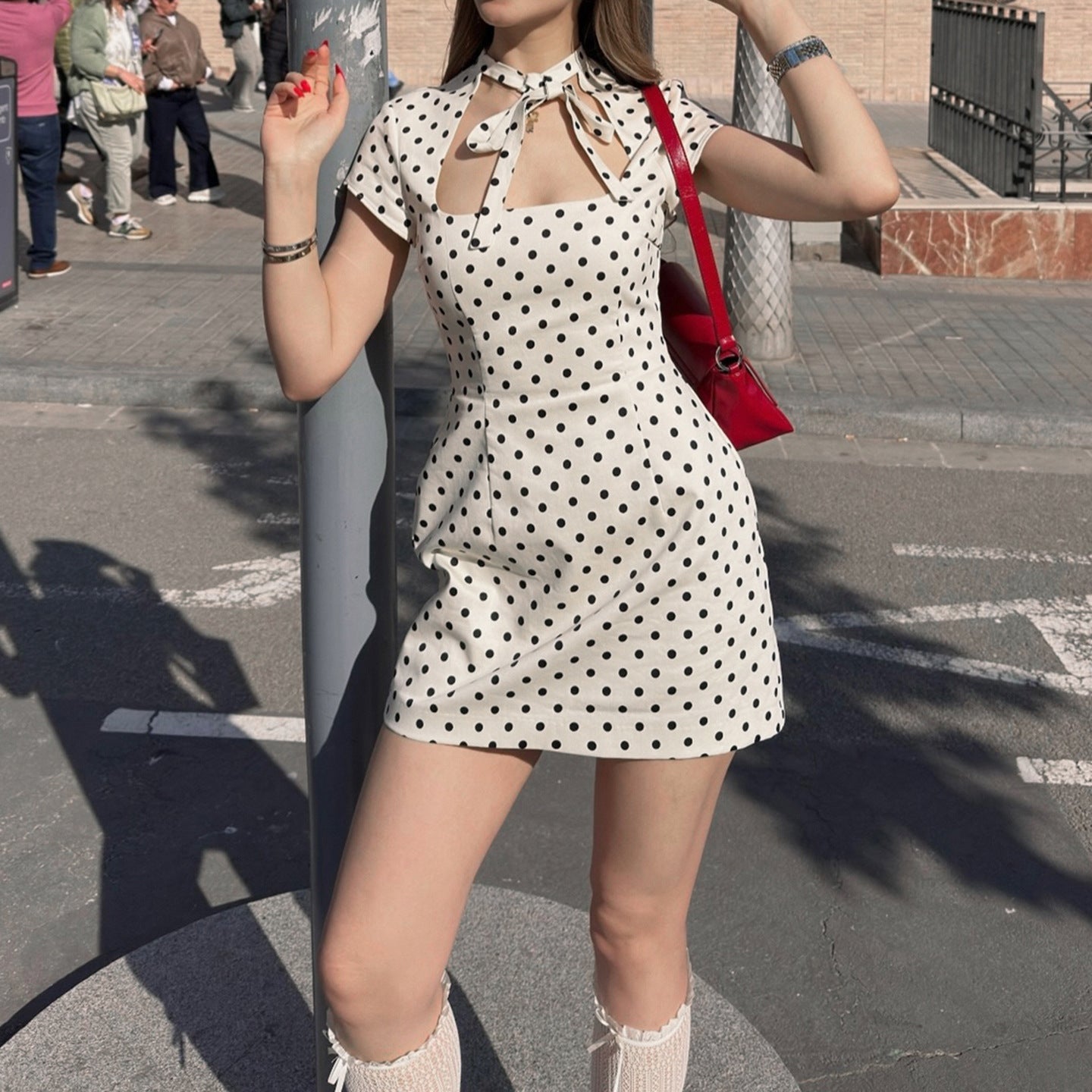 Damen Polka-Dots Minikleid mit R&Brnem Kragen und verspieltem Schleifendetail R&B