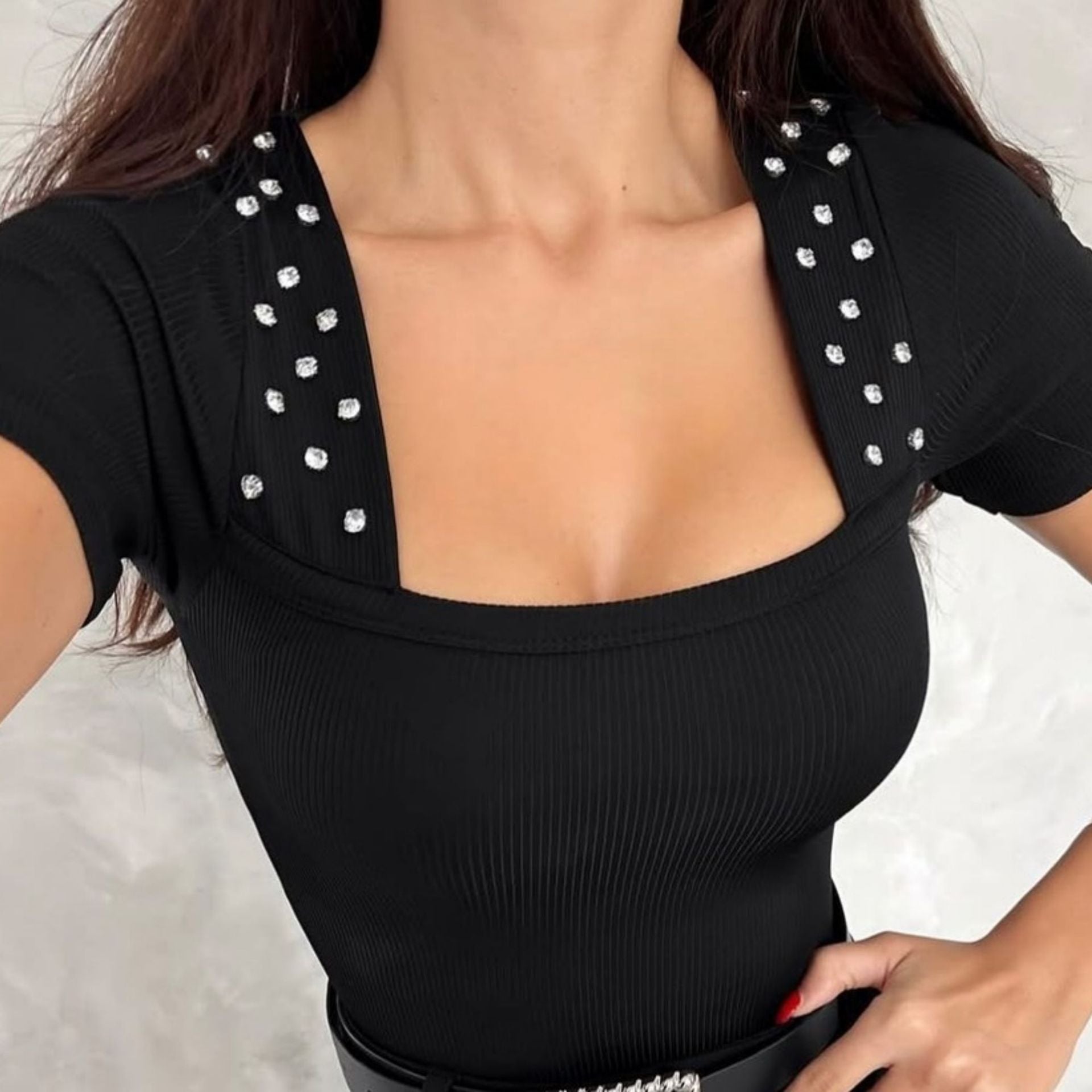 Damen Kurzarm Oberteil mit quadratischem Ausschnitt und Schmuckdetails R&B