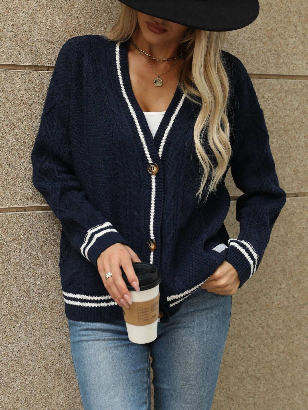 Damen Grobstrickjacke mit eleganten Sternenapplikationen und kontrastierenden Details R&B