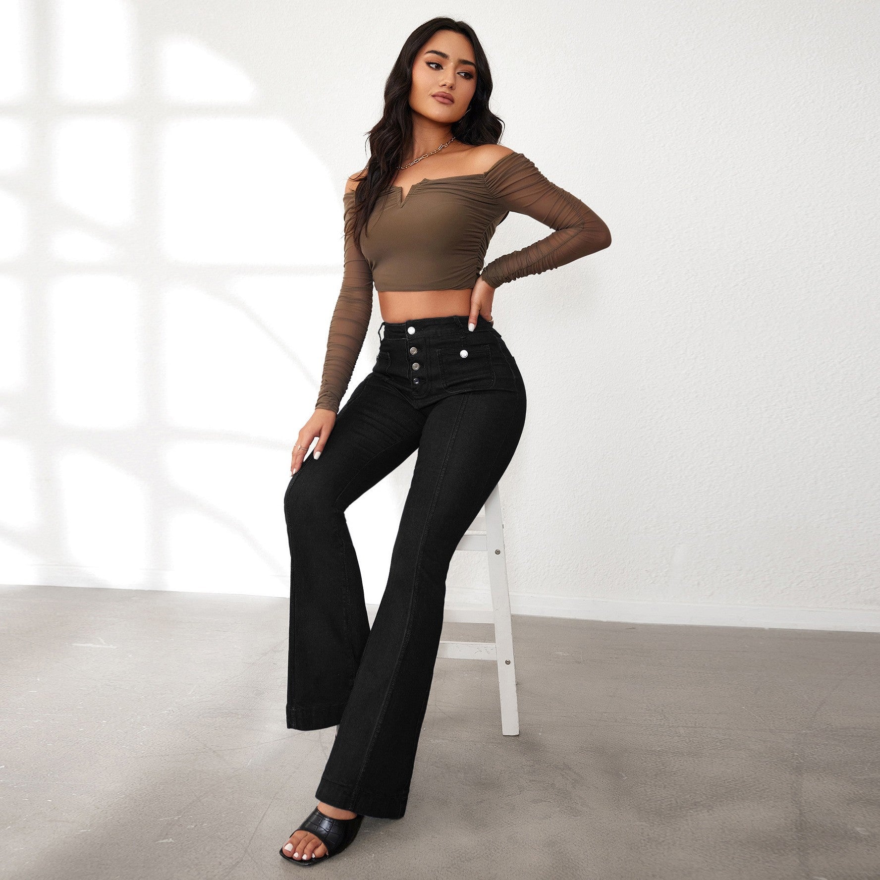 Damen Flared Jeans mit hohem Schnitt und eleganten Knopfdetails R&B