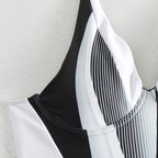Damen Einteiler Badeanzug mit modernem Schnitt und grafischem Design R&B