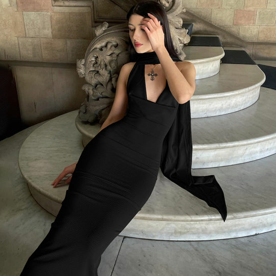 Damen Elegantes Maxikleid mit raffinierten Cut-Out-Details und Schal R&B