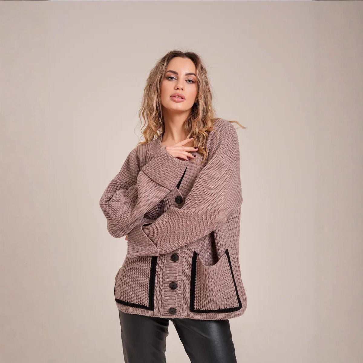 Damen Großer Strickcardigan mit dekorativen Knopfdetails und lässigem Schnitt R&B