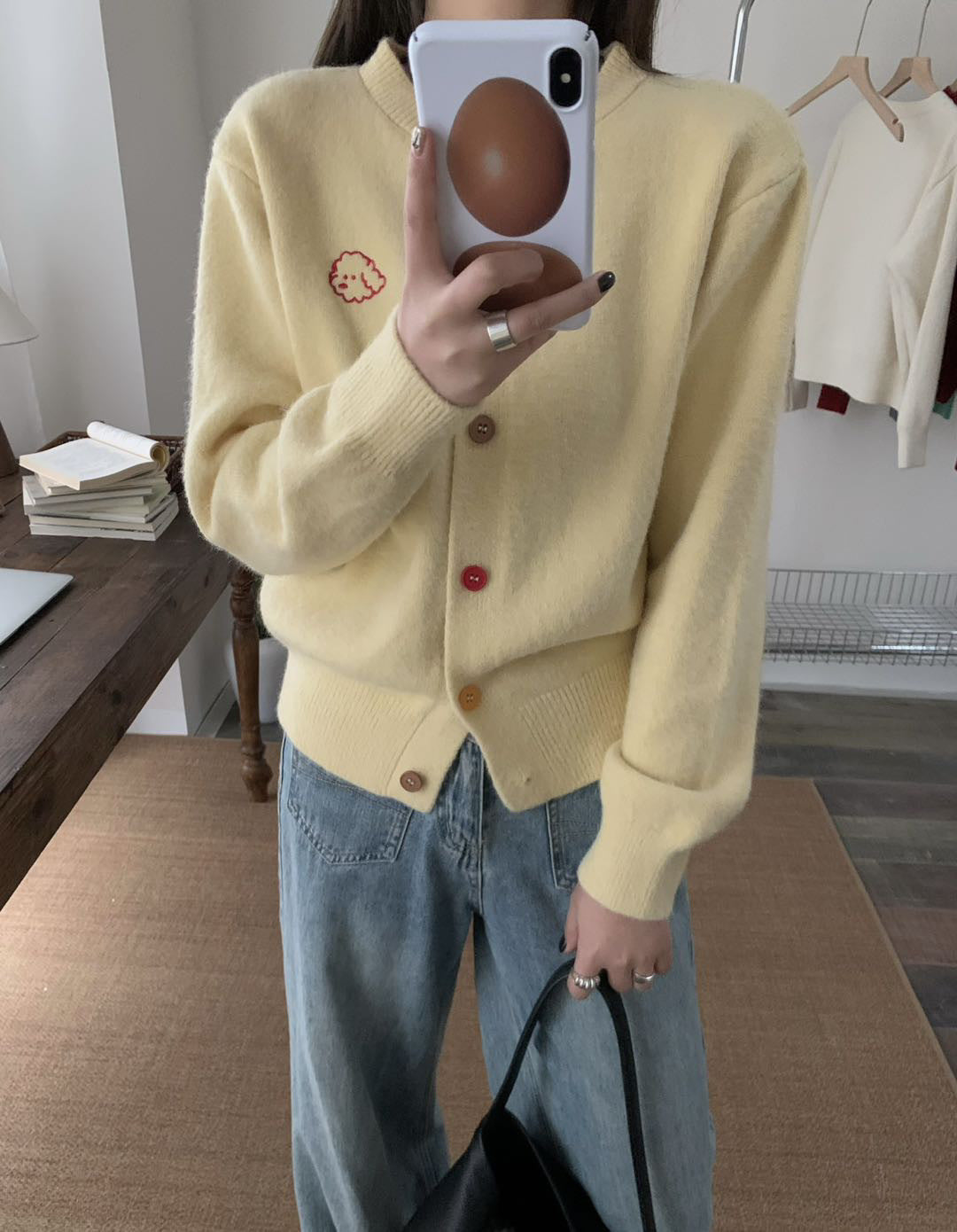 Damen kuschelige Strickjacke mit knöpfbarem Ausschnitt und gesticktem Motiv R&B