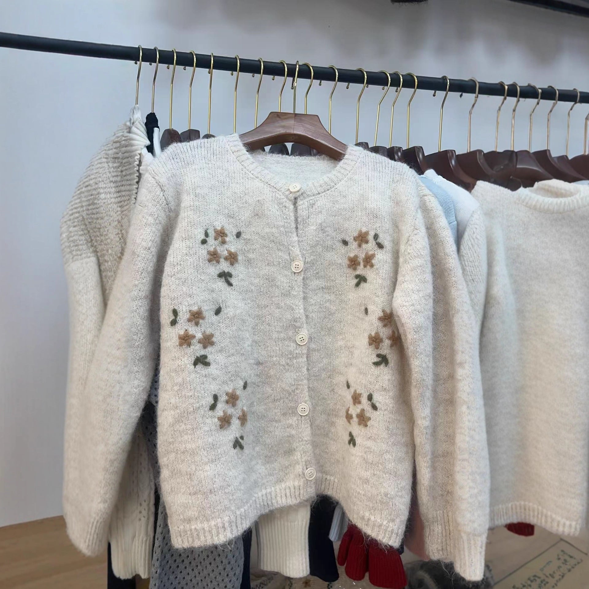 Damen gestrickter Cardigan mit floralen Stickereien R&B
