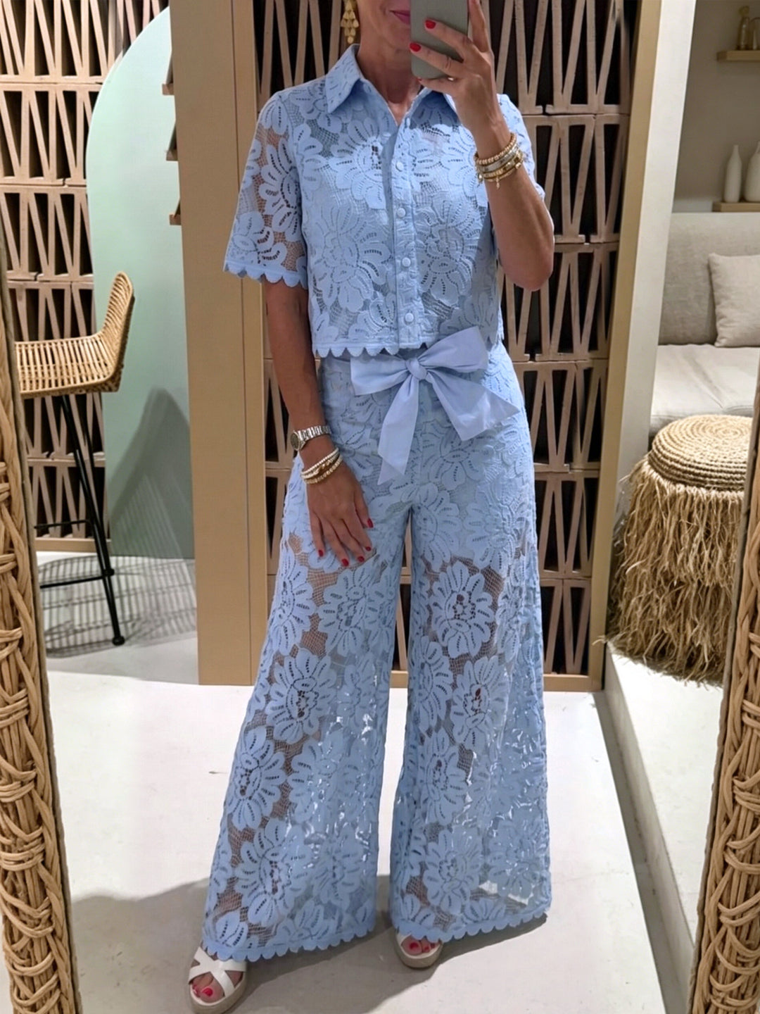 Damen nan elegante Spitzenkombination mit kurzärmeliger Hemdbluse, Muschelsaum und taillierter Palazzohose mit Bindegürtel R&B