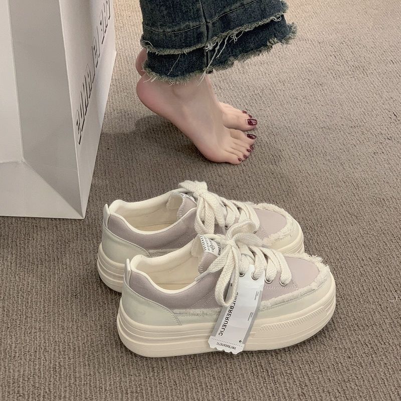 Damen Plateausneaker mit modischen Designelementen und komfortabler Dämpfung