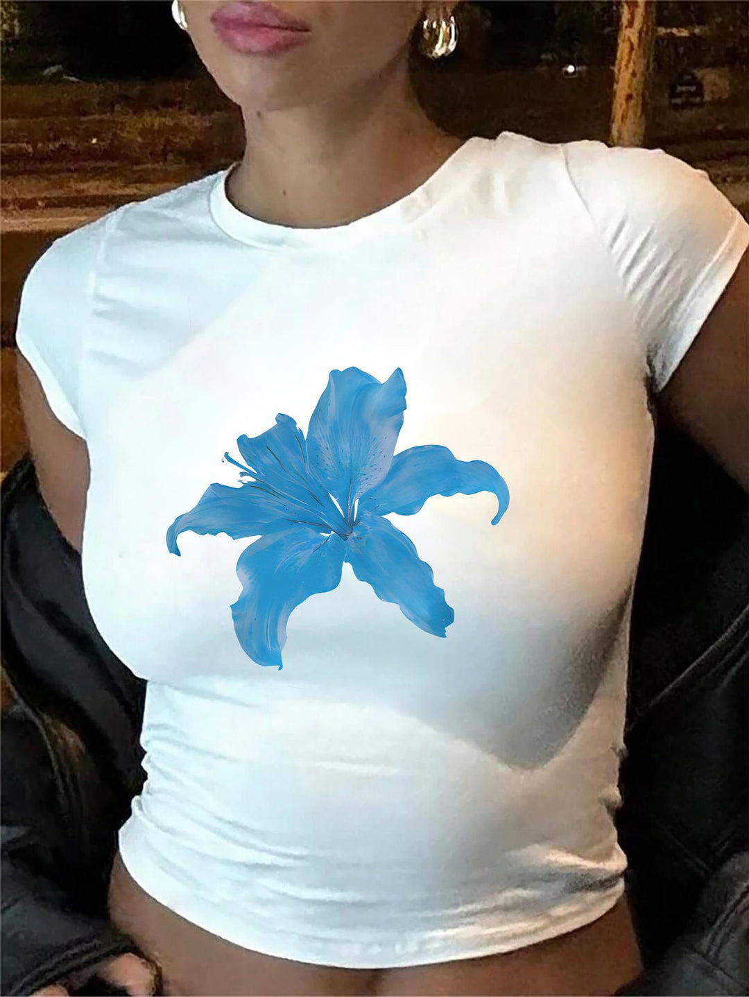 Damen Crop-T-Shirt mit animalistischem Lippenmotiv und auffälligem Schriftzug R&B