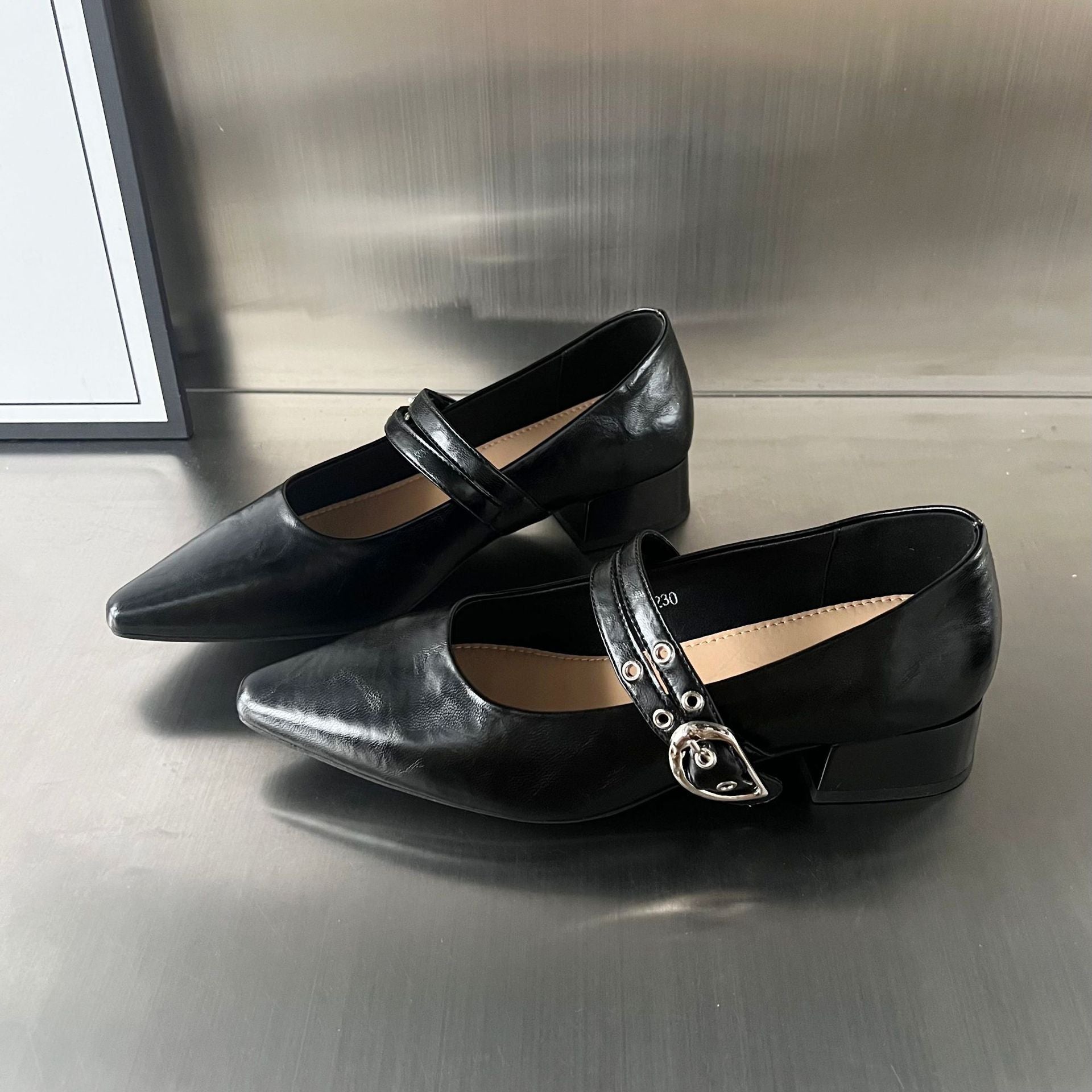 Damen elegante Pumps mit modischem Riemendesign R&B