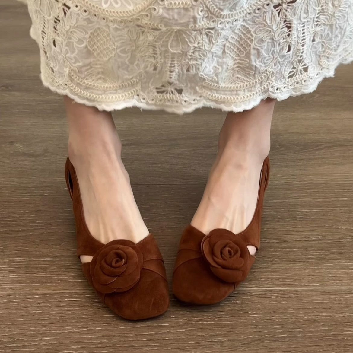 Damen Ballerina-Schuhe mit eleganter Blumendekoration und geschmackvollem Design