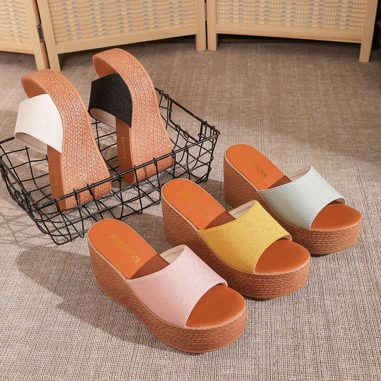Damen Keil-Pantoletten mit komfortablem Fußbett und breitem Riemendesign R&B