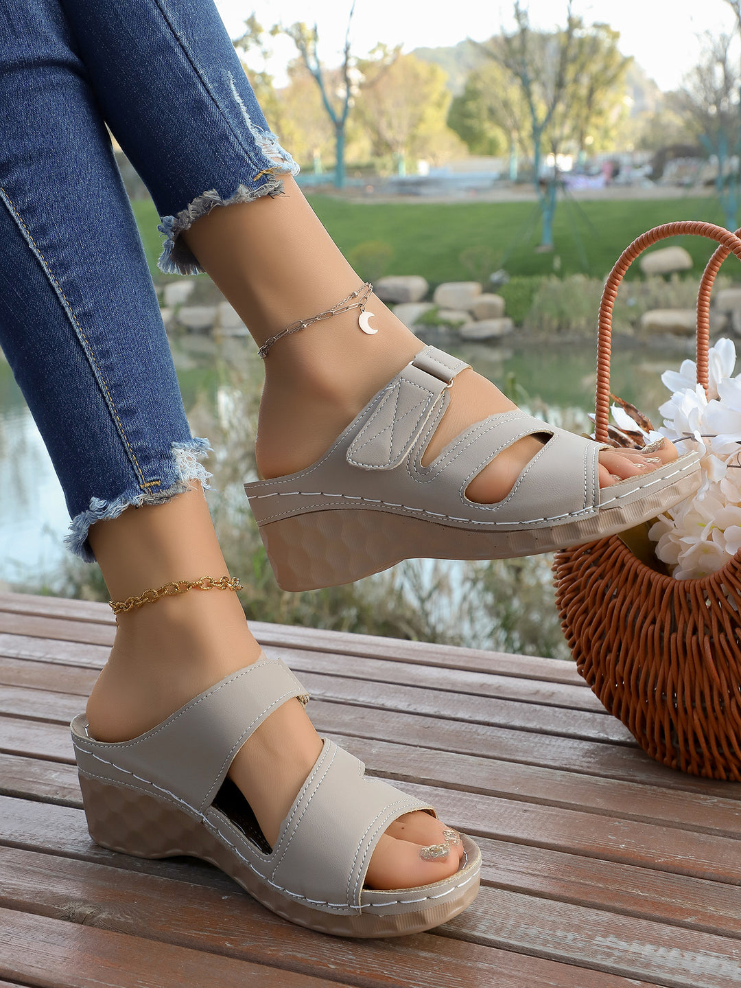 Damen Wedge-Pantoletten mit verstellbarem Riemendesign und Komfortsohle R&B
