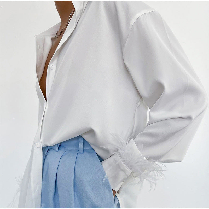 Damen Bluse mit extravaganten Federdetails und schimmerndem Satin R&B