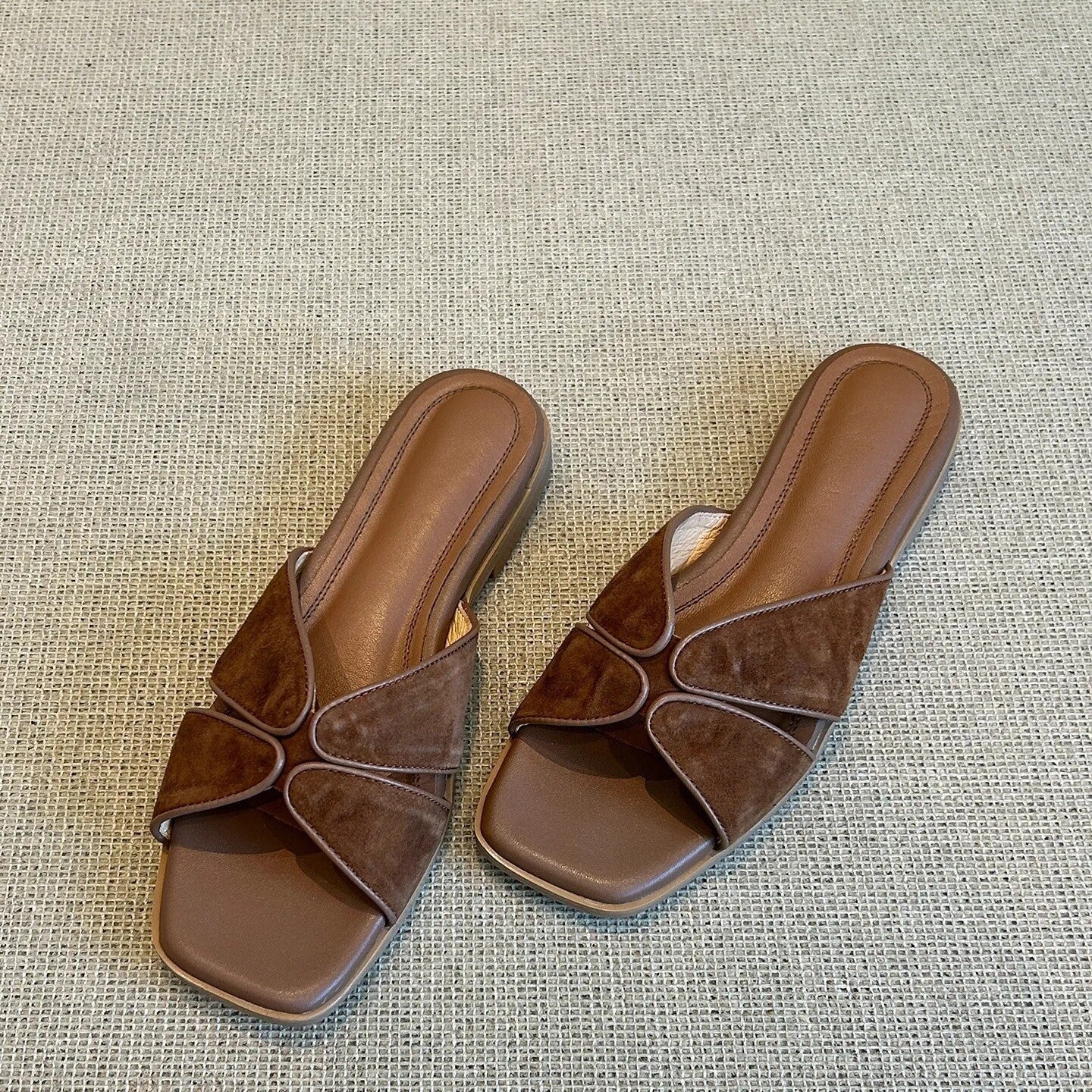 Damen modische Riemensandalen mit geschmackvoller Kreuzbandapplikation R&B