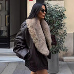Damen nan kurze Lederjacke mit voluminösem Fellkragen, elastischem Bund und aufgesetzten Eingrifftaschen R&B