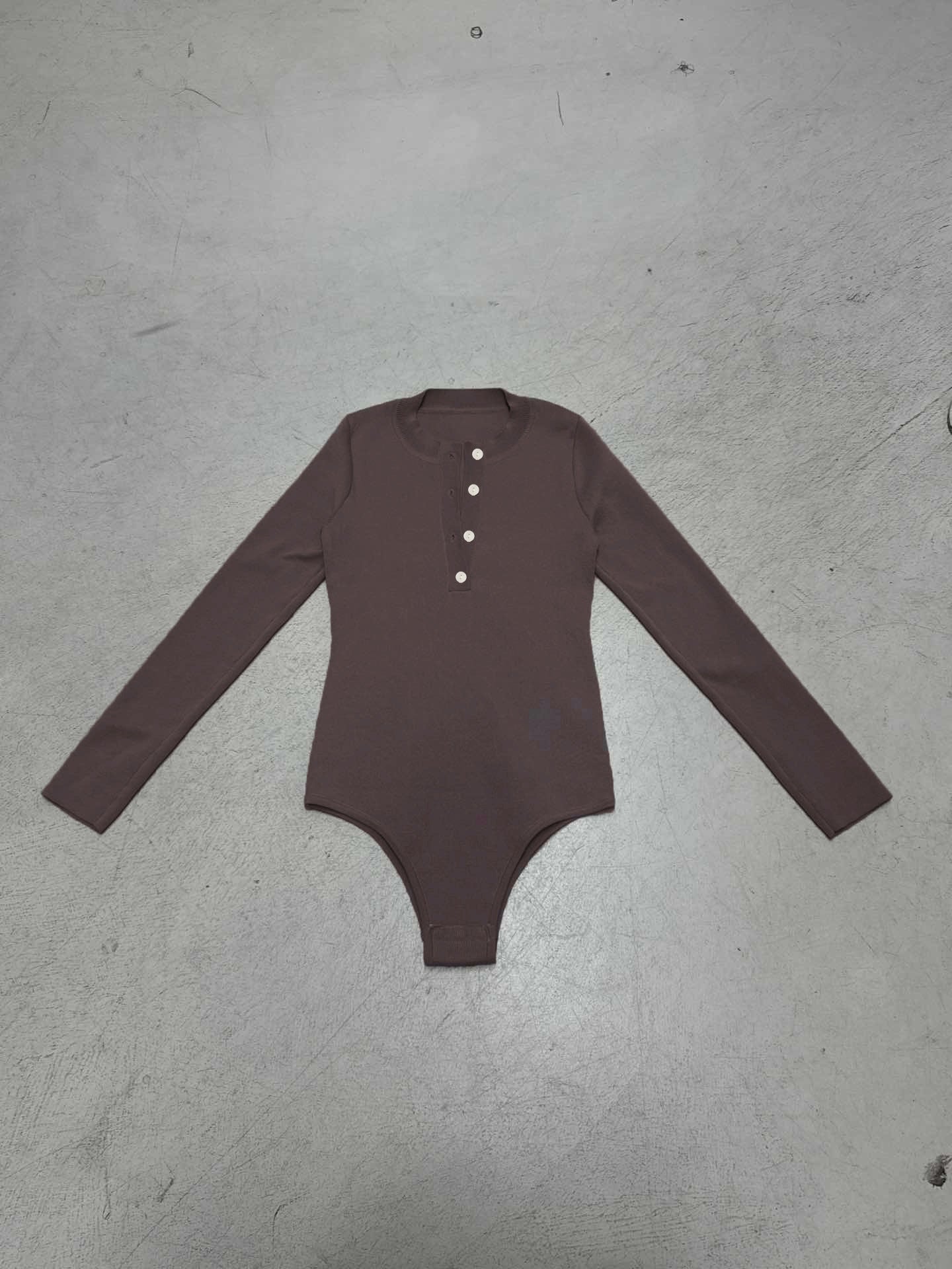 Damen Langarm-Bodysuit mit Knopfleiste und Rippstruktur R&B