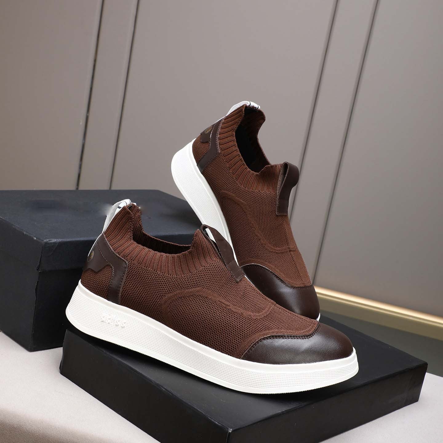 Damen Sportliche Slip-On Sneakers mit atmungsaktiver Strick-Oberfläche und rutschfester Sohle R&B