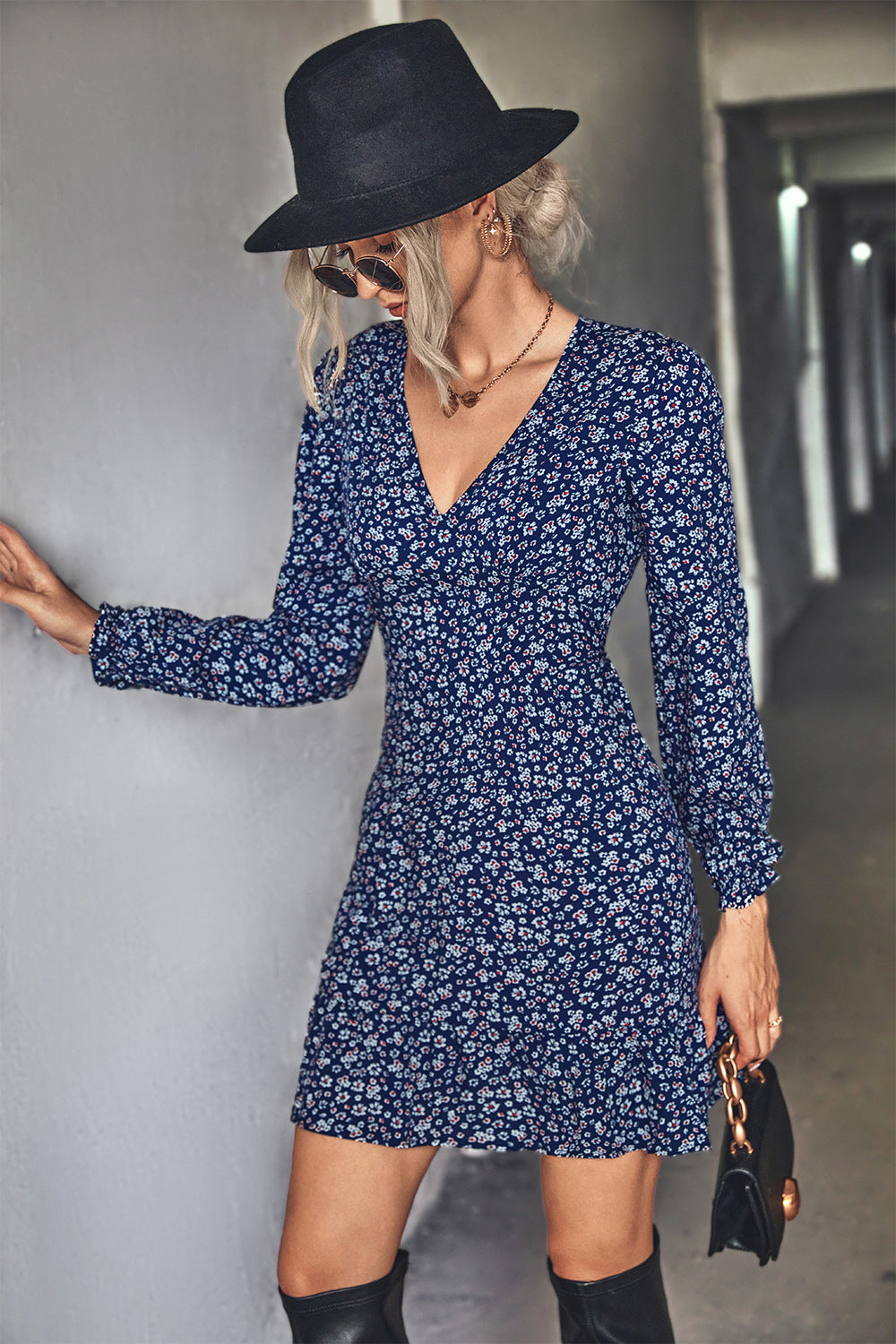 Damen Minikleid mit verspieltem floralem Muster und femininem V-Ausschnitt R&B