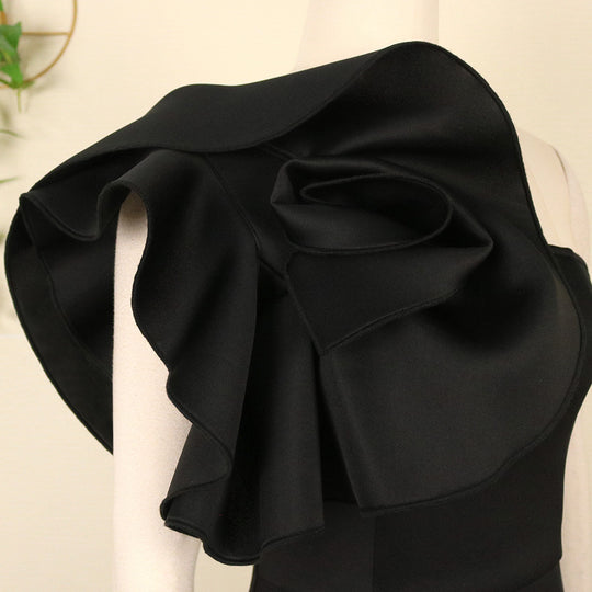 Damen Figurumspielendes Kleid mit asymmetrischem Oberteil und voluminösem Blütenakzent R&B