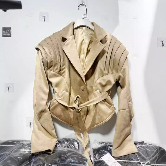 Damen elegante Kunstlederjacke mit Rüschendetails und praktischen Taschen R&B