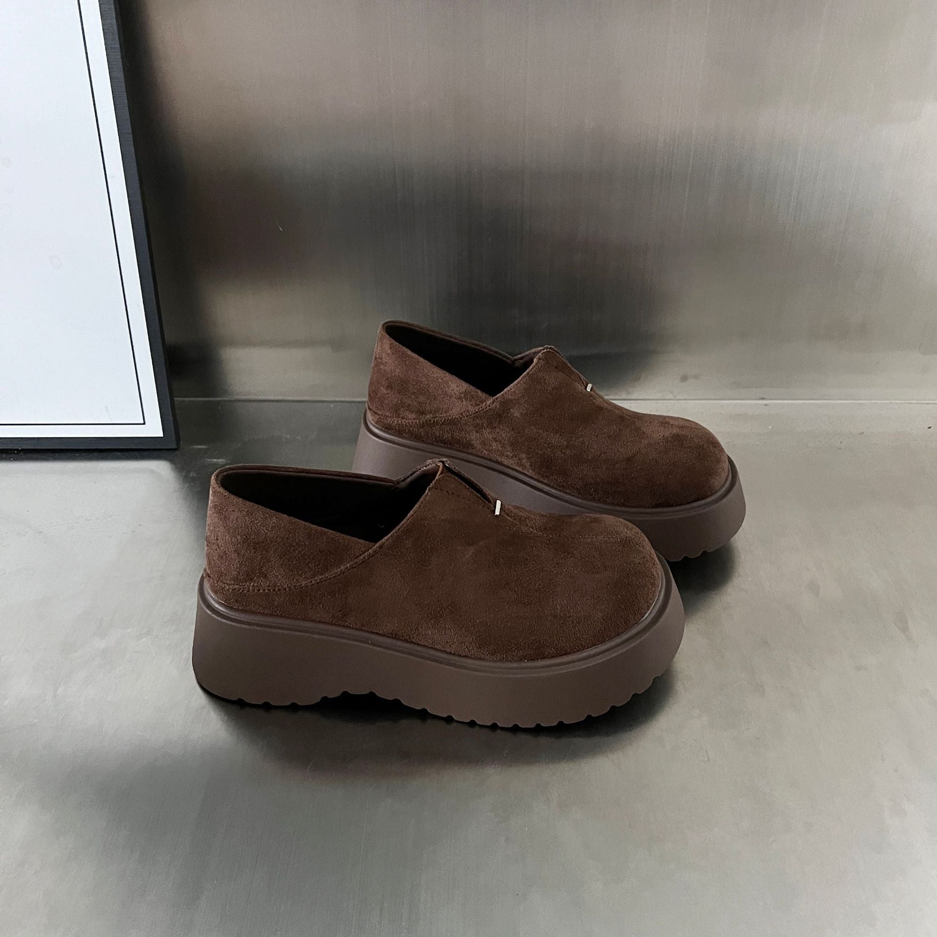 Damen elegante Slip-On Sneaker mit einem bequemen Plateau und hochwertiger Wildleder-Oberfläche R&B