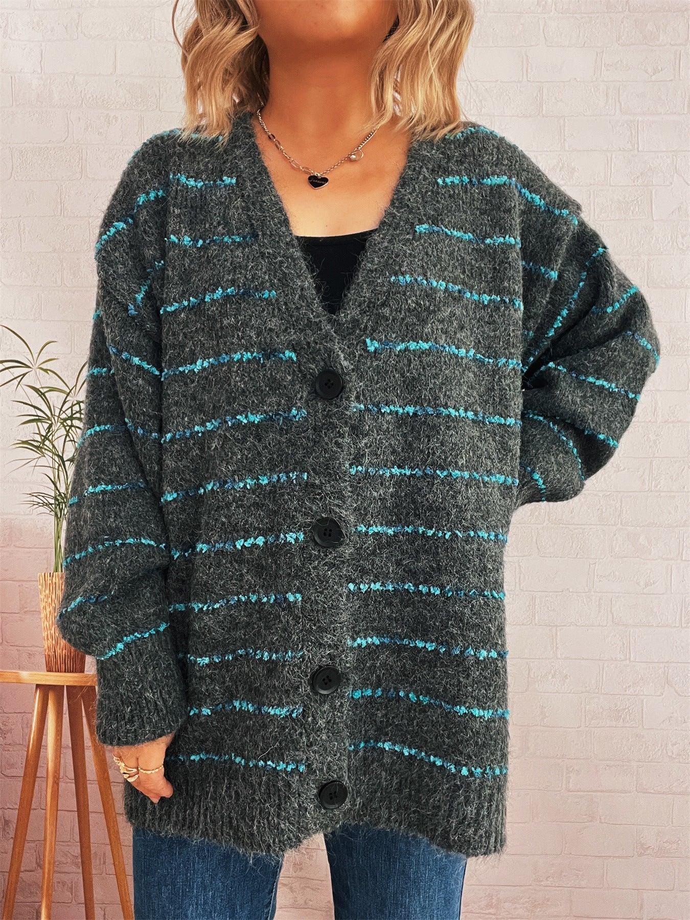 Damen grob strukturiertes Strickjäckchen mit buntem Streifenmuster R&B