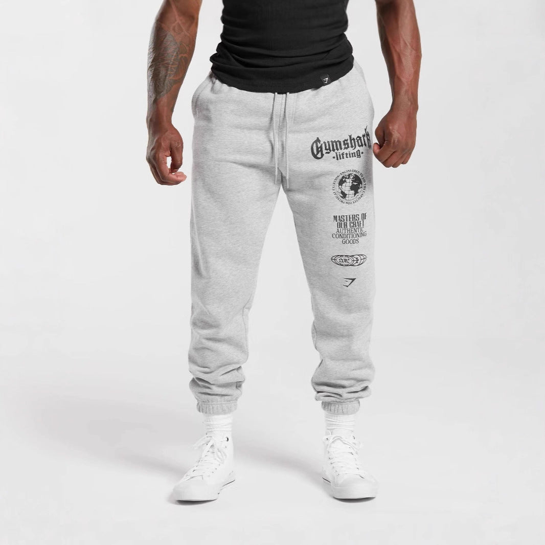 Herren nan konisch geschnittene Baumwollfleece-Sweathose mit elastischem Kordelbund gerippten Beinabschlüssen und großflächigem Logodruck R&B
