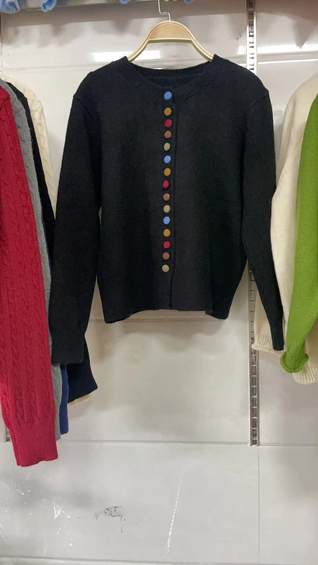 Damen Strickcardigan mit bunten Knopfdetails und angenehmer Passform R&B
