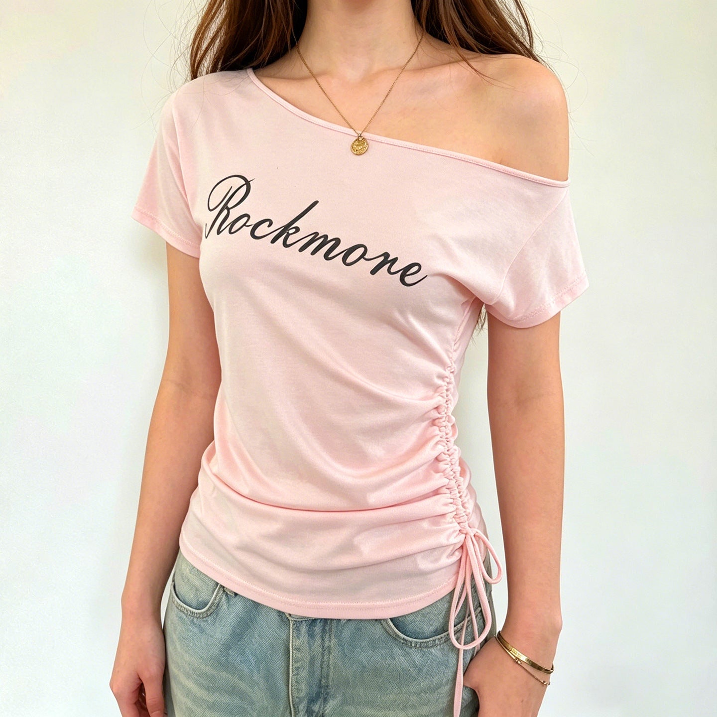 Damen Off-Shoulder T-Shirt mit Raffungen und modischem Schriftzug R&B