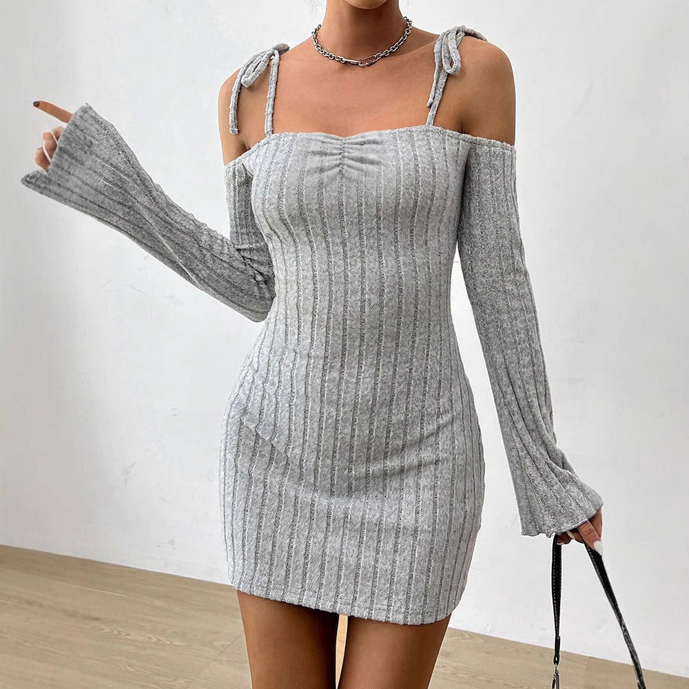 Damen Off-Shoulder Minikleid mit Rüschendetails und feinem Rippstrick R&B