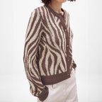Damen Strickjacke mit elegantem ZR&Bradesign und Knopfdetails R&B