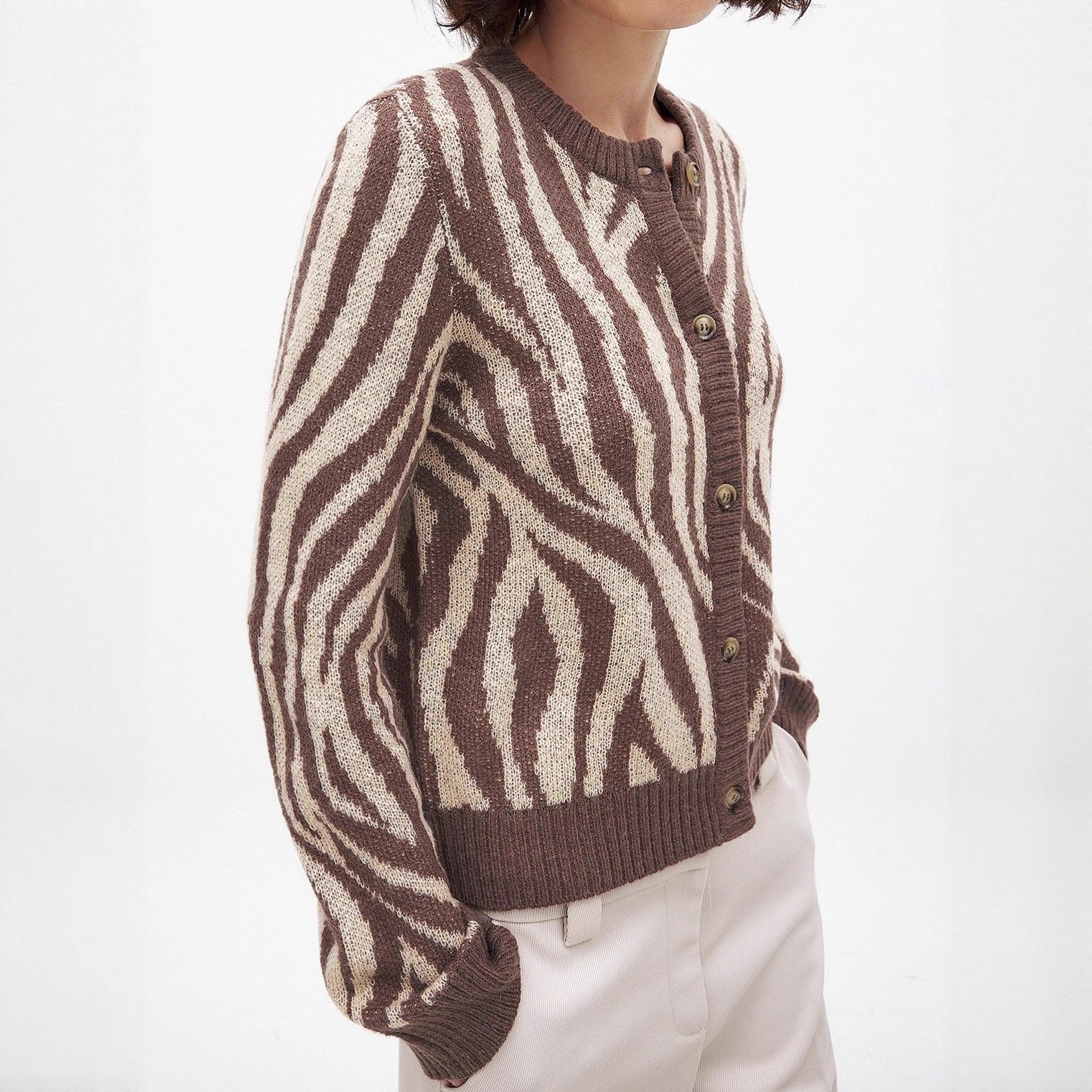 Damen Strickjacke mit elegantem ZR&Bradesign und Knopfdetails R&B