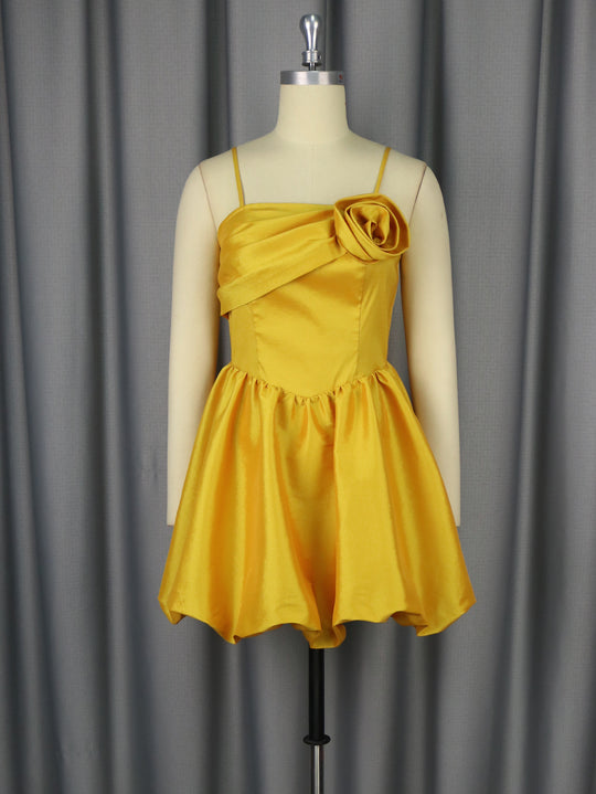 Damen Verspieltes Minikleid mit asymmetrischem Oberteil und floralem Detail R&B