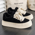Damen Sneaker mit hochwertiger Veloursleder-Oberfläche und bequemer Laufsohle