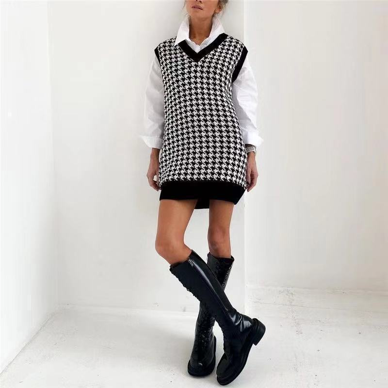 Damen Strickkleid mit klassischem Hahnentrittmuster und modischem V-Ausschnitt R&B