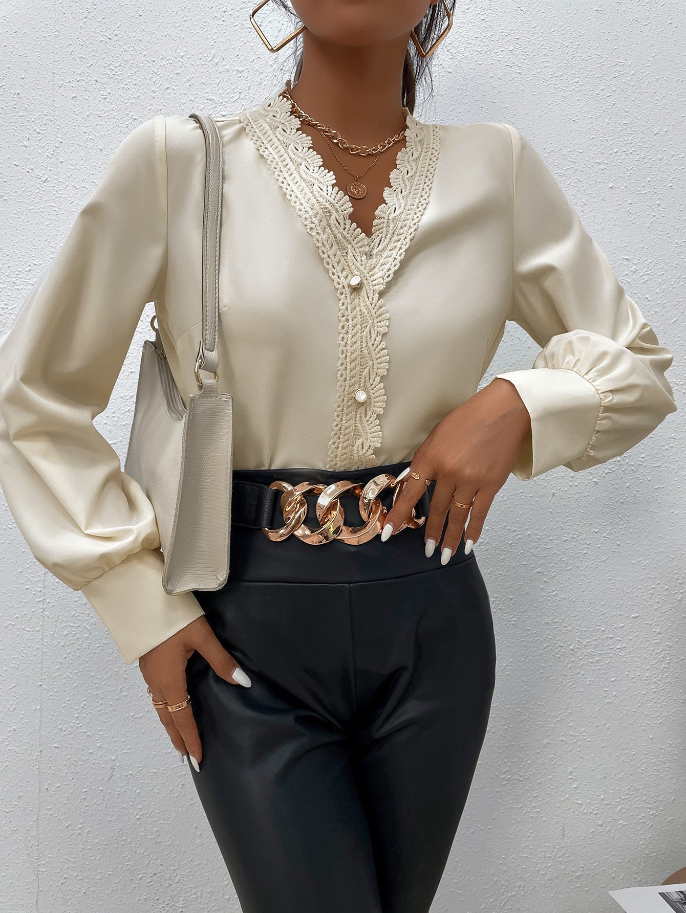 Damen Elegante Bluse mit Spitzenbesatz und Knopfdetails