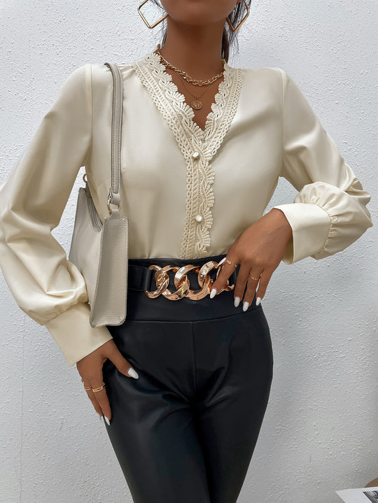 Damen Elegante Bluse mit Spitzenbesatz und Knopfdetails R&B