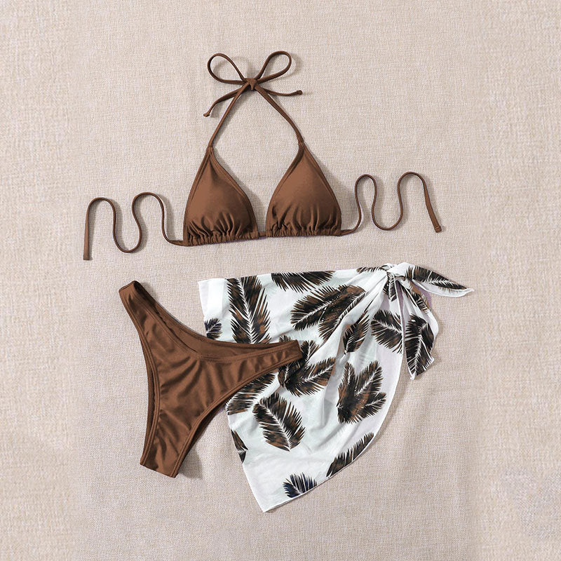 Damen Triangel-Bikini mit einem trendigen Blätter-Muster und einem lässigen Wickelrock R&B