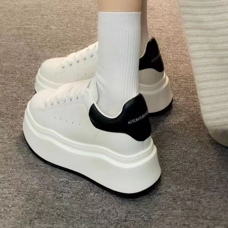 Damen Plateau-Sneaker mit stilisierter Silhouette und gepolsterter Sohle R&B