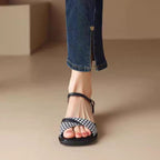 Damen modische Riemchen-Sandalen mit stilvollem Karomuster und komfortablem Blockabsatz